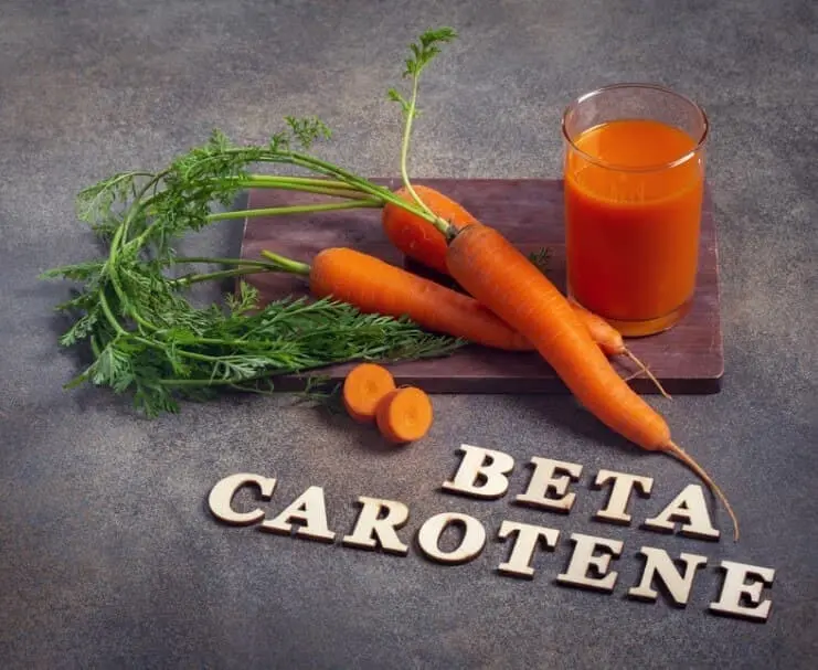 Foto con succo di carote, fonte di Betacarotene