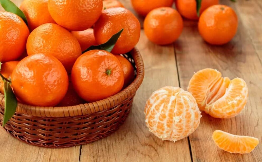 Foto di clementine fresche, un agrume noto per i suoi benefici nutrizionali, ricco di vitamina C e antiossidanti.