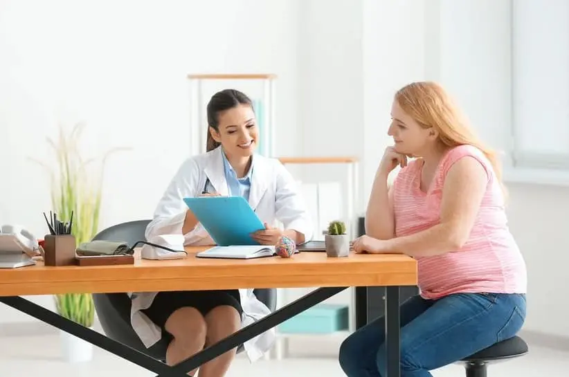 Donna sovrappeso che si consulta con una dottoressa