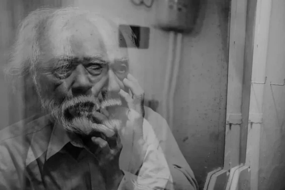 Rappresentazione simbolica della demenza con immagine sdoppiata di un anziano, a simboleggiare la perdita di memoria e identità