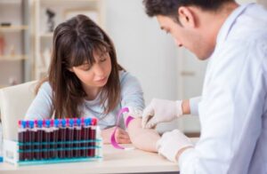Prelievo di sangue per la misurazione dei livelli di prolattina, esame diagnostico per identificare l'iperprolattinemia.
