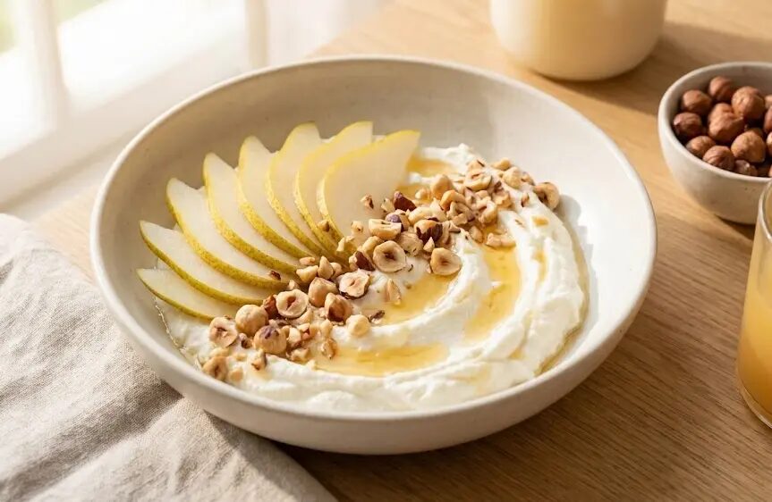 Ciotola con Crema di ricotta light con pere e granella di nocciole