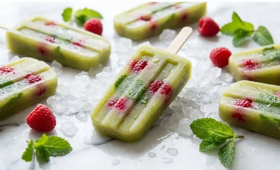 Ghiaccioli detox al tè verde, menta e lamponi: Immagine introduttiva