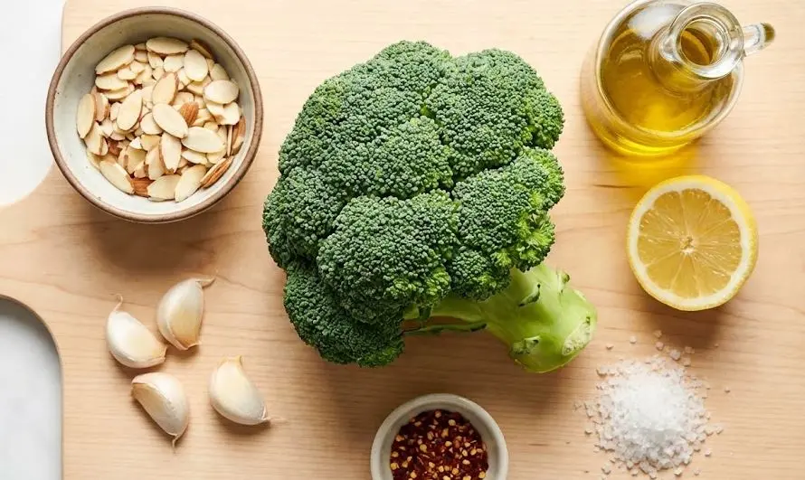 Ingredienti dei Broccoli al Vapore con Mandorle e Aglio