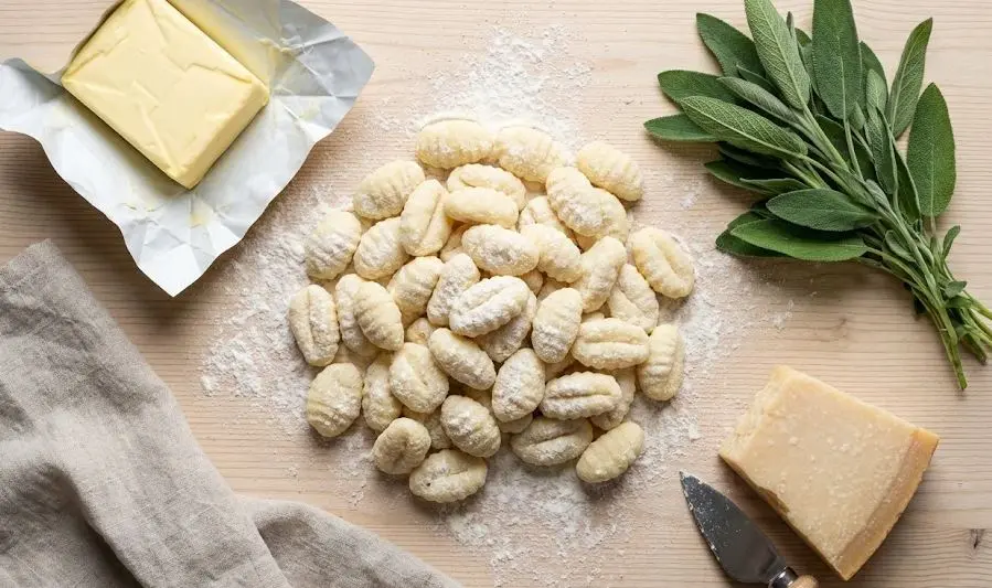 Ingredienti degli Gnocchi di patate al burro crudo e salvia