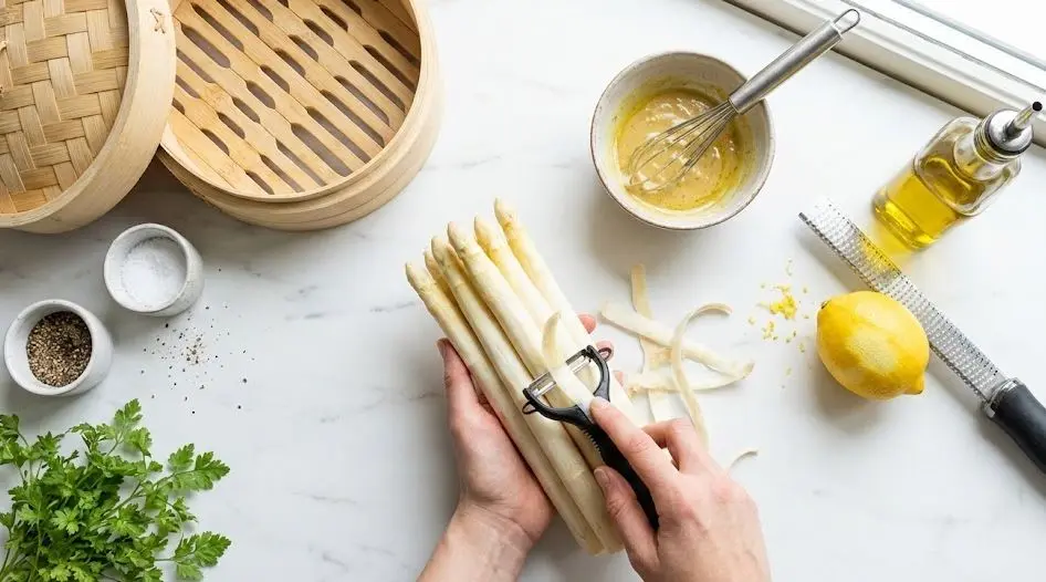 Immagine Ingredienti degli Asparagi Bianchi al Vapore