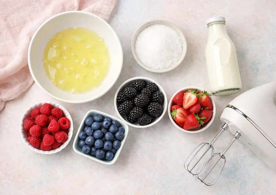 Immagine degli ingredienti della Meringata ai Frutti di Bosco