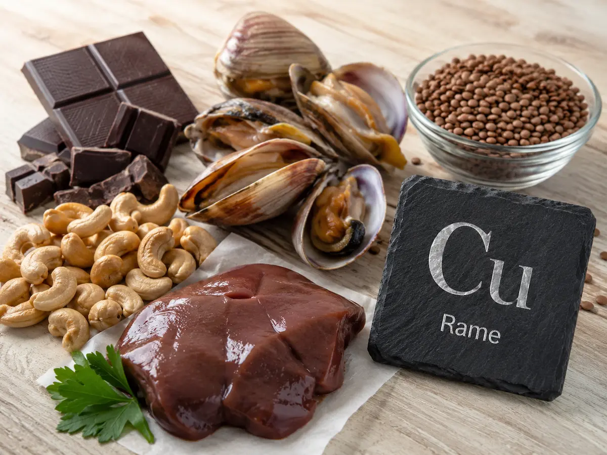 Cioccolato fondente, crostacei e frutta secca fonte di rame accanto al simbolo chimico Cu.